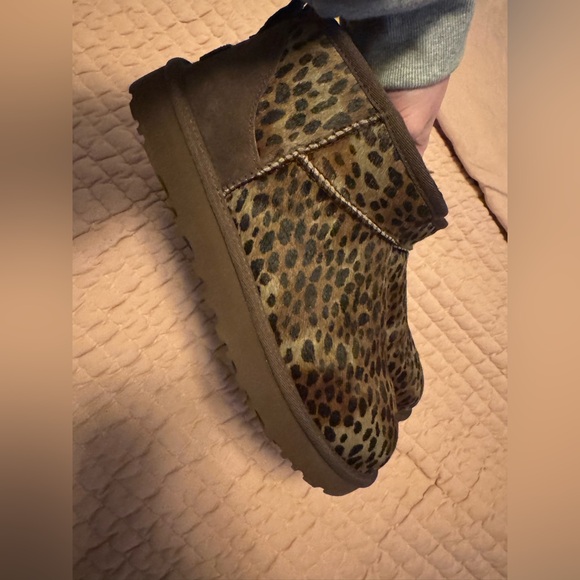 UGG Women’s Ultra Mini Caspian Calf Hair Boots Cheetah Size 9 - Picture 2 of 6